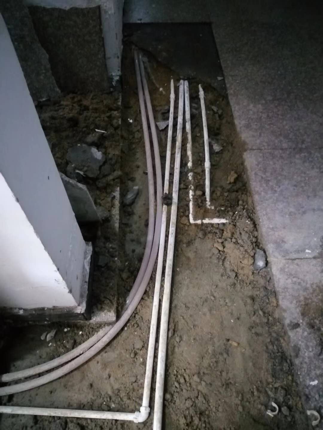 建德漏水，切勿盲目乱刨乱砸